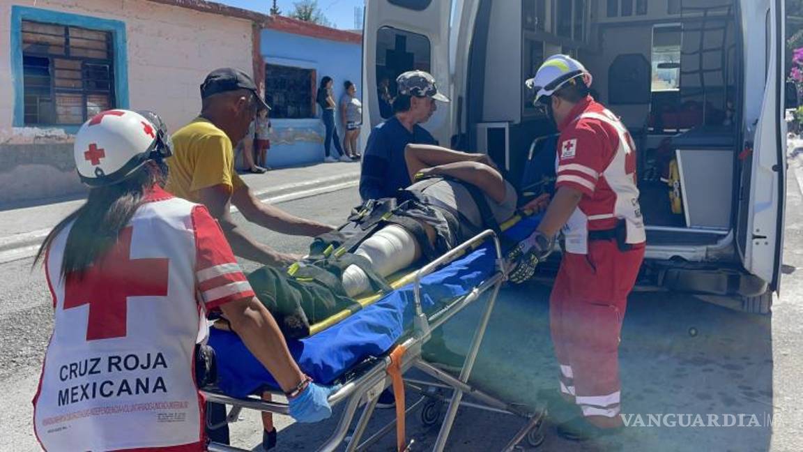 $!El hombre sufrió una fractura en la pierna izquierda mientras realizaba labores de albañilería en su casa de la colonia Valle Escondido Sur.