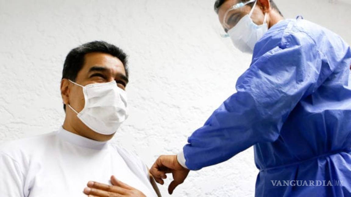 Recibe Maduro vacuna rusa contra COVID-19