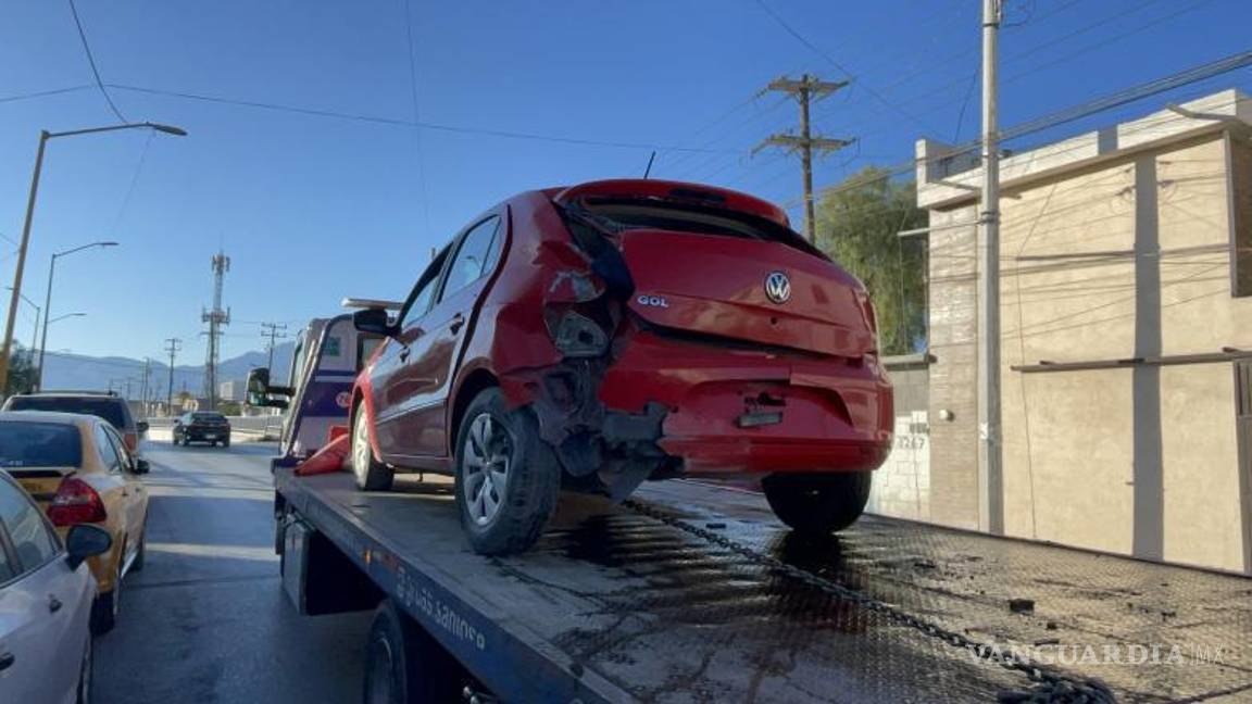 $!El Volkswagen Gol terminó bloqueando parcialmente la vialidad tras el impacto en la intersección de Fernando Proal y Pablo L. Sidar.