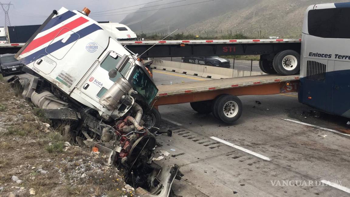 $!Carambola con más de 30 autos bloquea autopista Saltillo a Monterrey; hay dos muertos