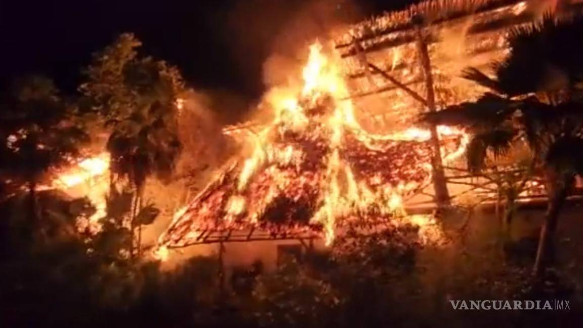 Incendio consume hoteles en la Isla Holbox de Quintana Roo