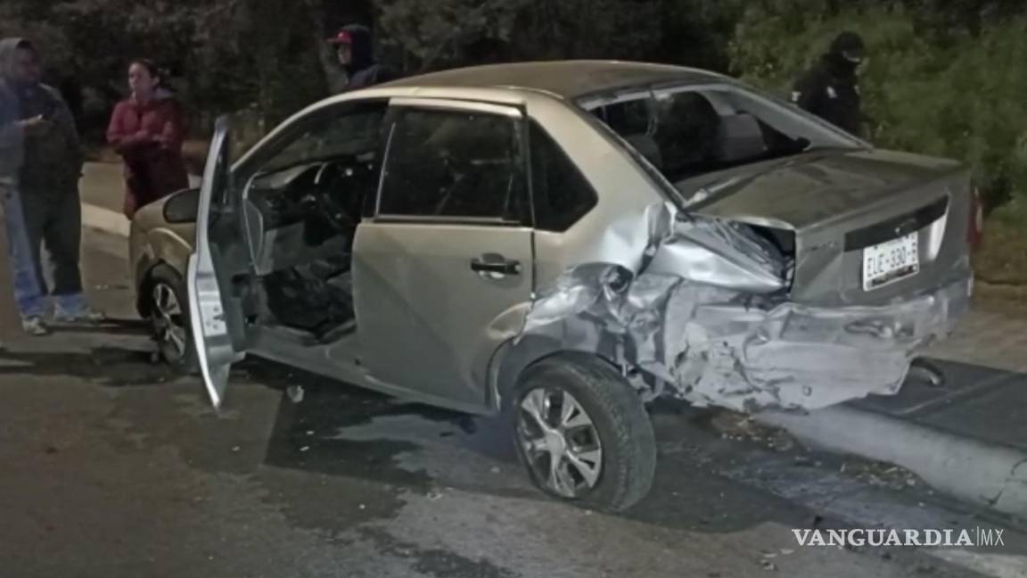 $!Mientras el auto estaba siendo asegurado, personal de la Cruz Roja atendió a la madre e hijos que iban en el vehículo afectado.