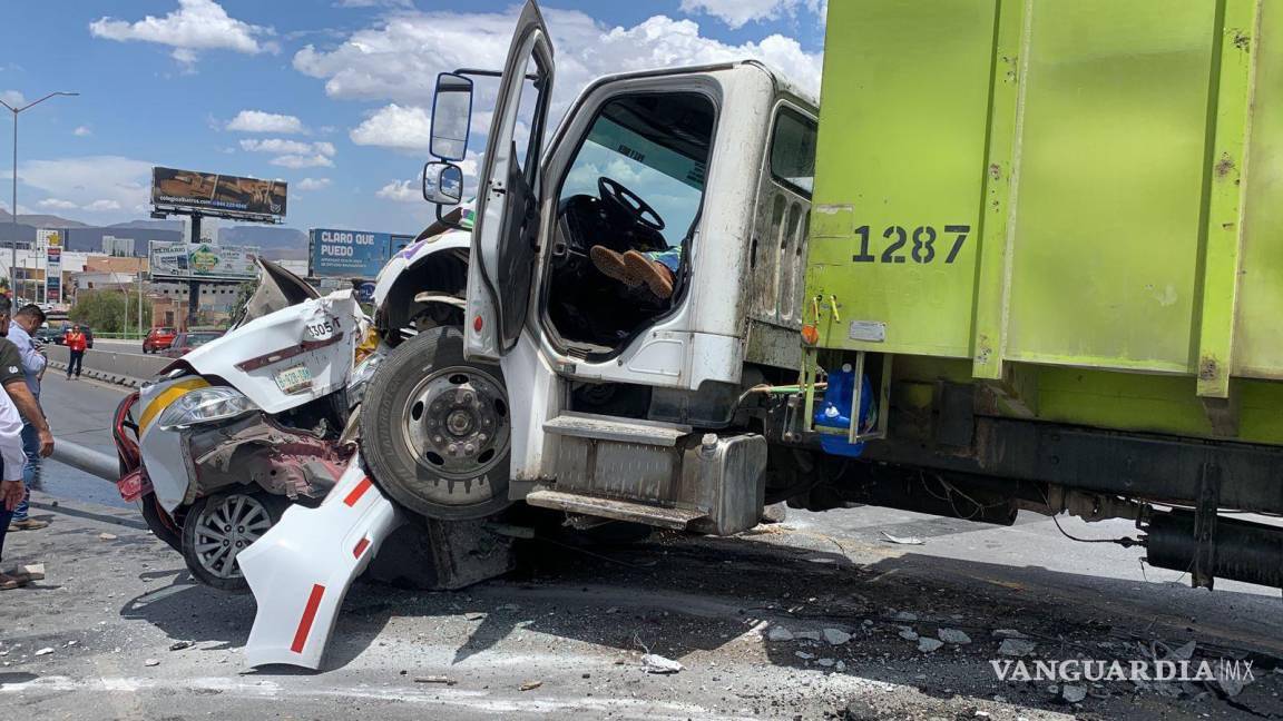 Taxista pierde una pierna tras ser impactado por un camión de basura en LEA de Saltillo