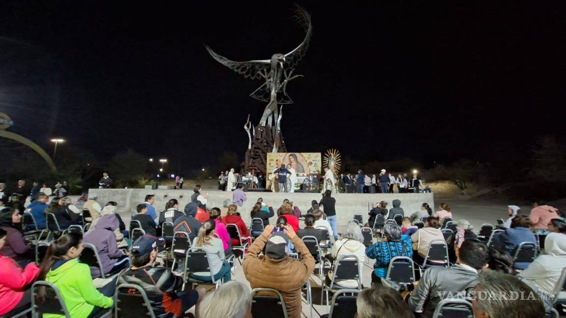 $!Fieles se congregaron frente al monumento del Ave Fénix durante el mensaje dedicado a la comunidad afectada por AHMSA.
