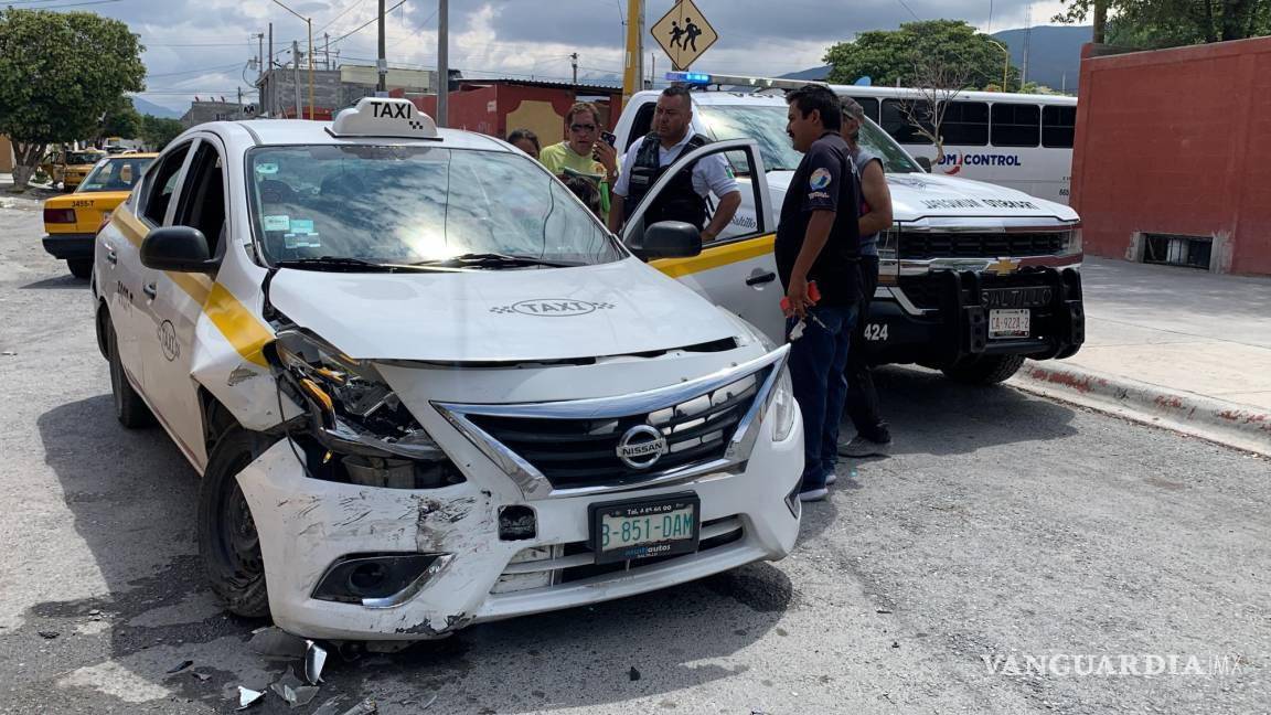 $!La mujer encaró al otro conductor debido a que la había chocado.