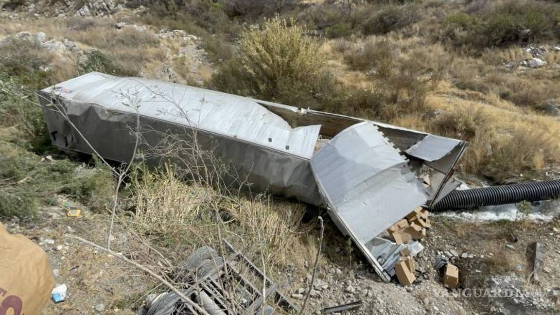 $!La caja del tráiler se desprendió y cayó al fondo del arroyo tras el fuerte impacto.