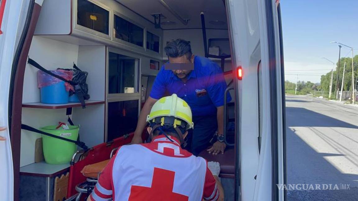 $!El lesionado fue atendido en la ambulancia.