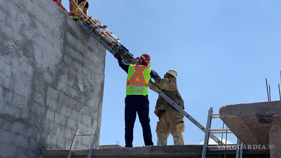 Bomberos atienden a joven que recibió descarga eléctrica en Saltillo