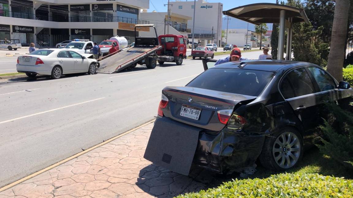 Aparatoso accidente en Colosio: auto impacta y se proyecta sobre jardinera en Saltillo