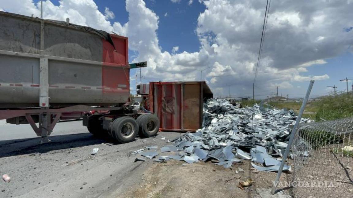 Tráiler con aluminio sufre volcadura y conductor resulta lesionado al norte de Saltillo; peso lo venció