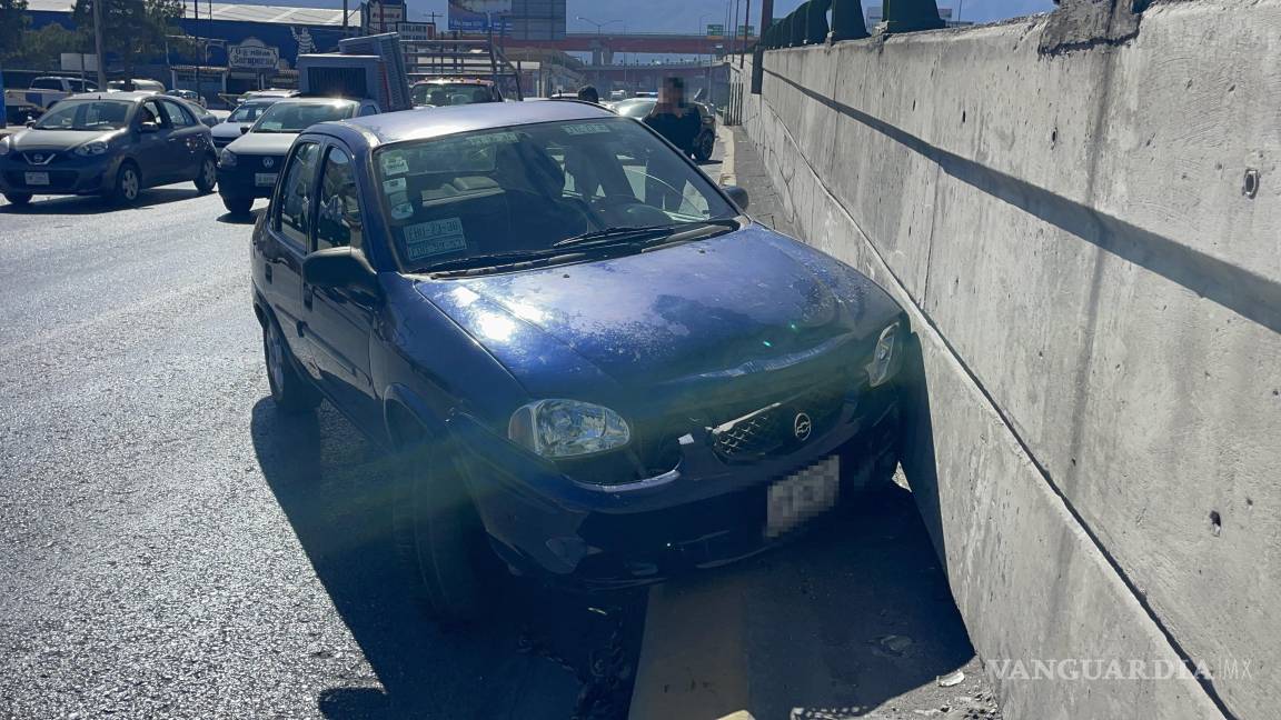 Le cierran el paso y choca su auto contra muro en el periférico LEA de Saltillo