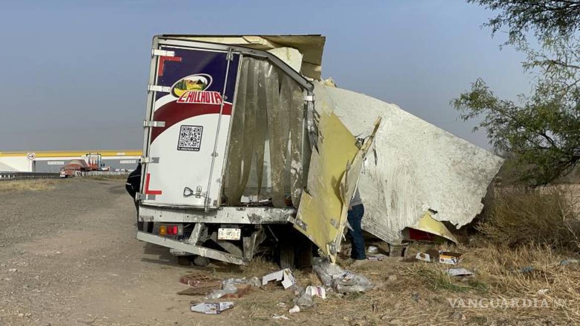 $!El camión de productos lácteos fue saqueado por los pobladores de la zona.