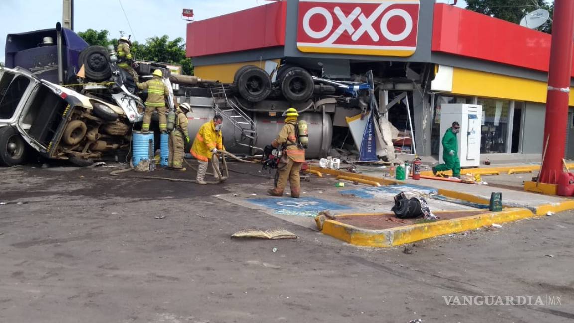 Vuelca pipa con ácido nítrico y choca contra Oxxo en Jalisco