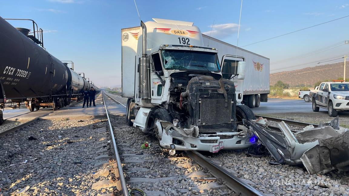 Intenta ‘ganarle al tren’ y sufre impacto en Ramos Arizpe; conductor resulta lesionado