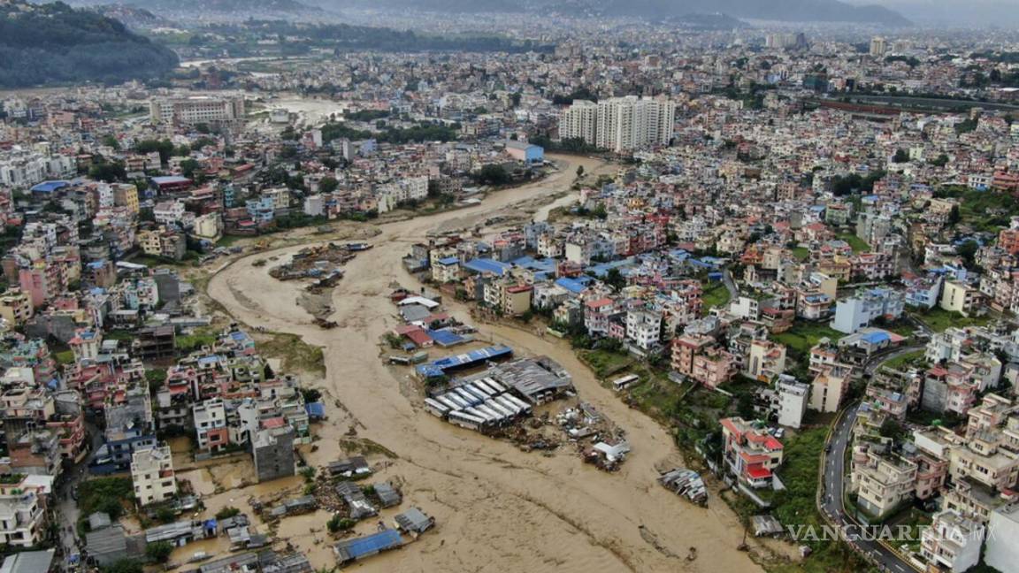 Reportan más de 120 muertos en Nepal por deslaves e inundaciones