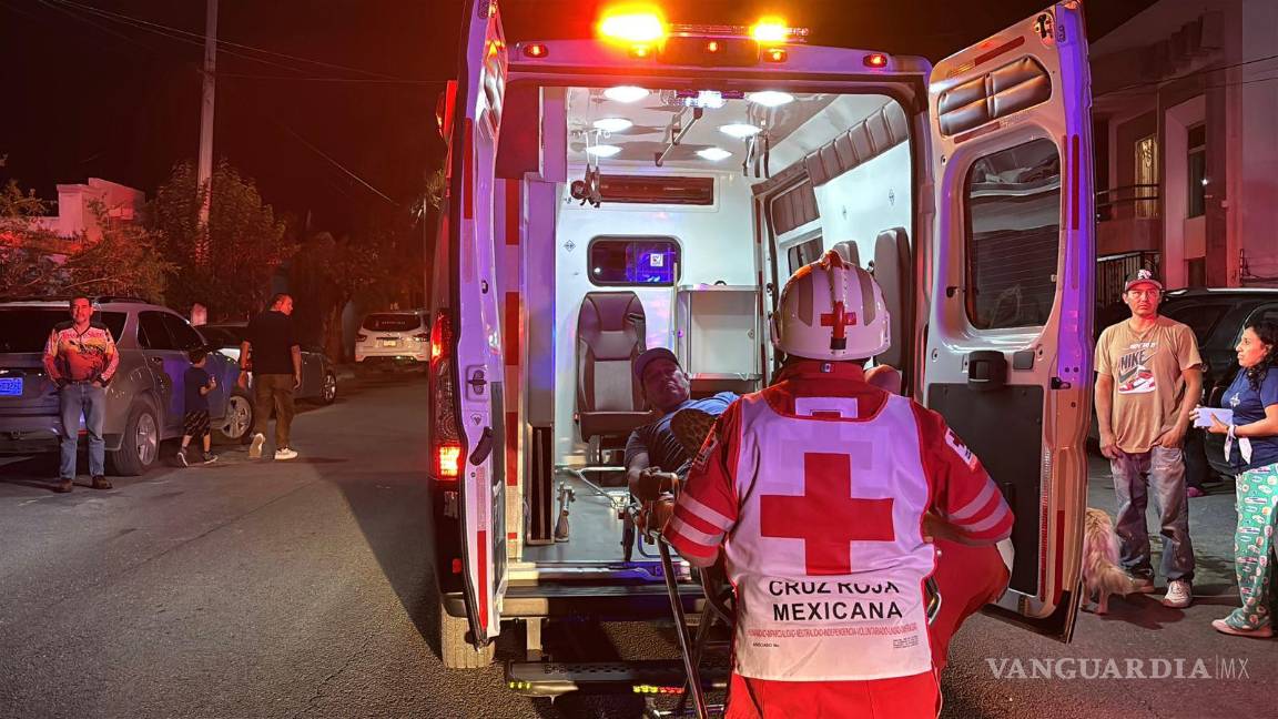 $!Paramédicos de la Cruz Roja brindaron atención al hombre atropellado antes de su traslado al hospital.