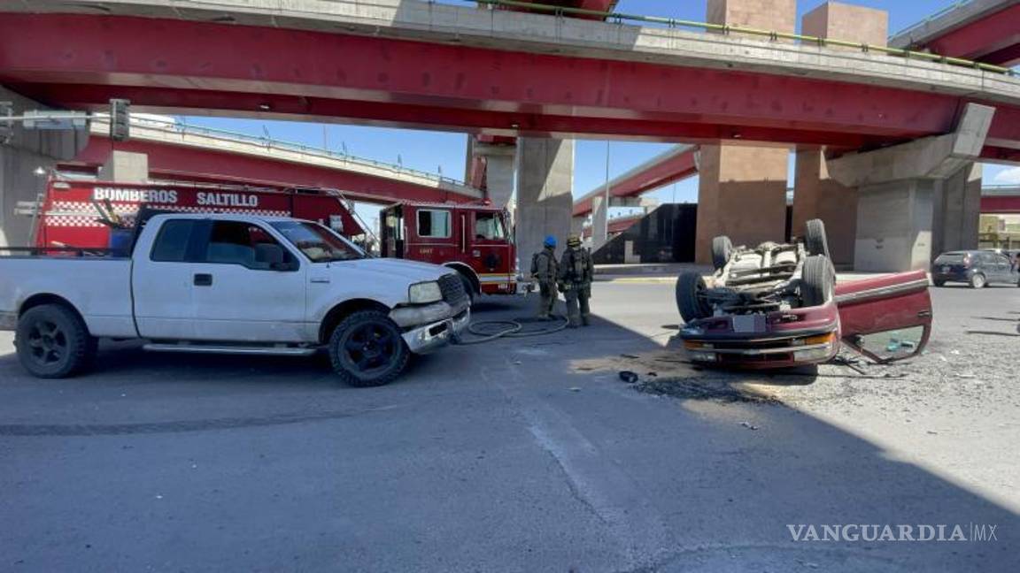 $!La camioneta terminó volcada tras ser impactada en la parte lateral trasera en el distribuidor vial El Sarape.