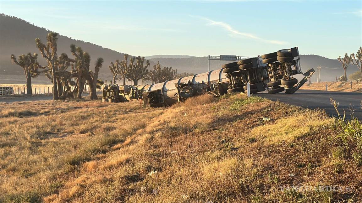 Volcadura de pipa con material peligroso en la carretera 57 provoca cierre total y caos vial