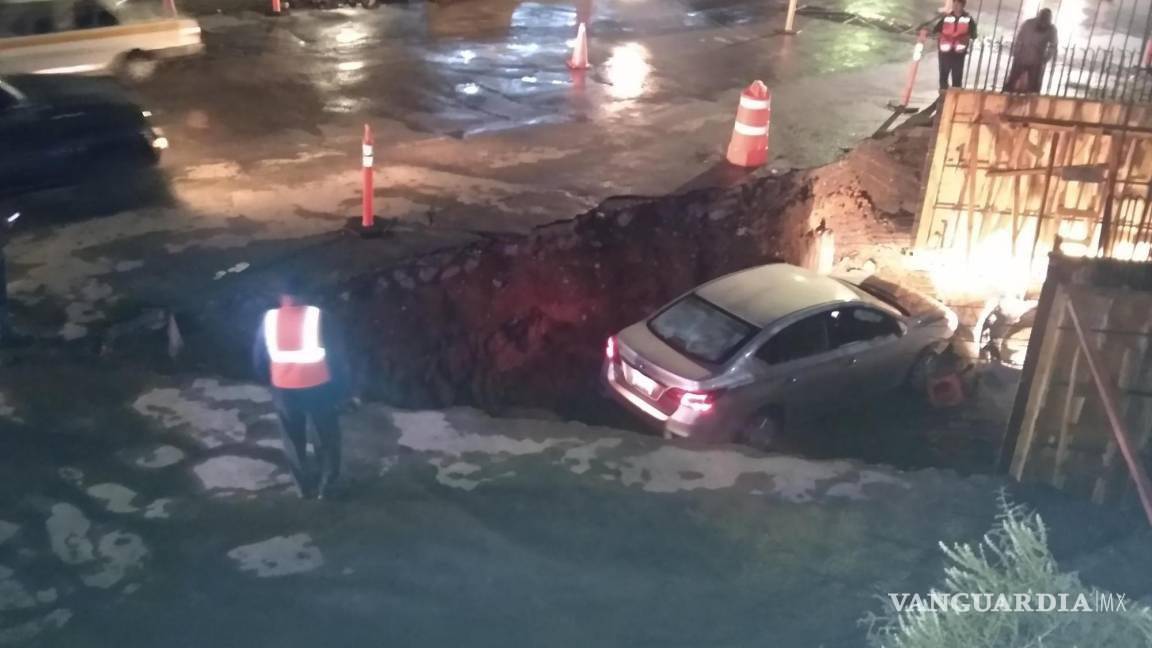 $!El vehículo cayó al arroyo ante la mirada de testigos que señalaron que circulaba a exceso de velocidad.