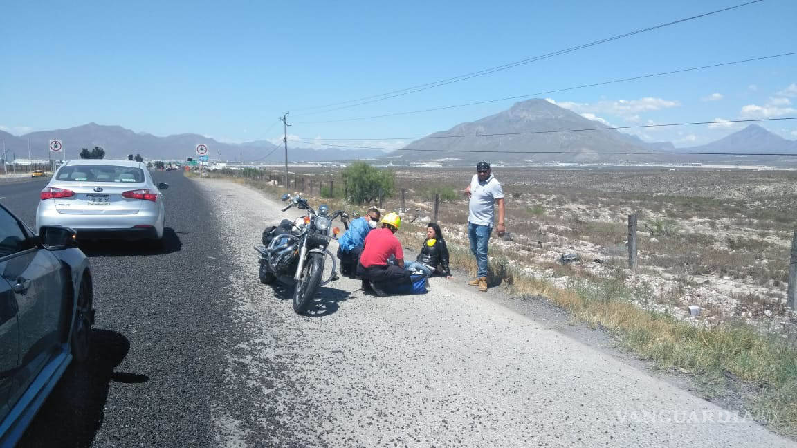 Motociclista sufre esguince al caer de unidad en carretera a Monterrey