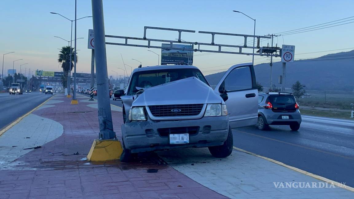 Joven conductora estrella camioneta contra poste en la carretera Monterrey-Saltillo