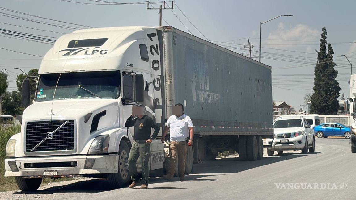 Discuten y trailero lo golpea en la cabeza con pedazo de banqueta; queda grave en hospital de Saltillo