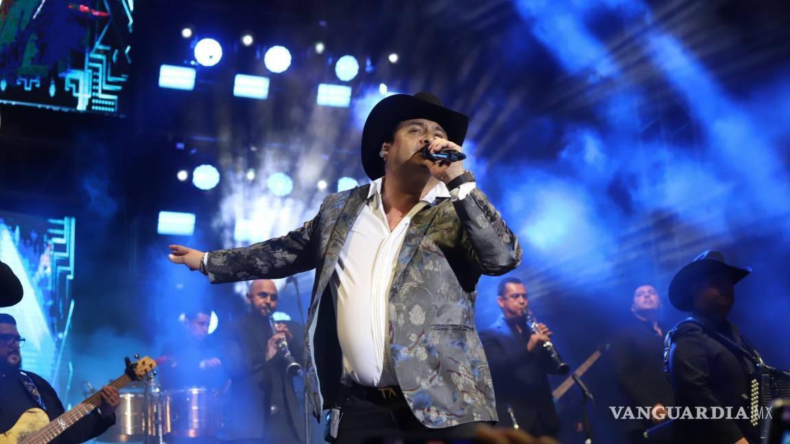 $!El cantante de regional mexicano festejó a las madres en Saltillo.