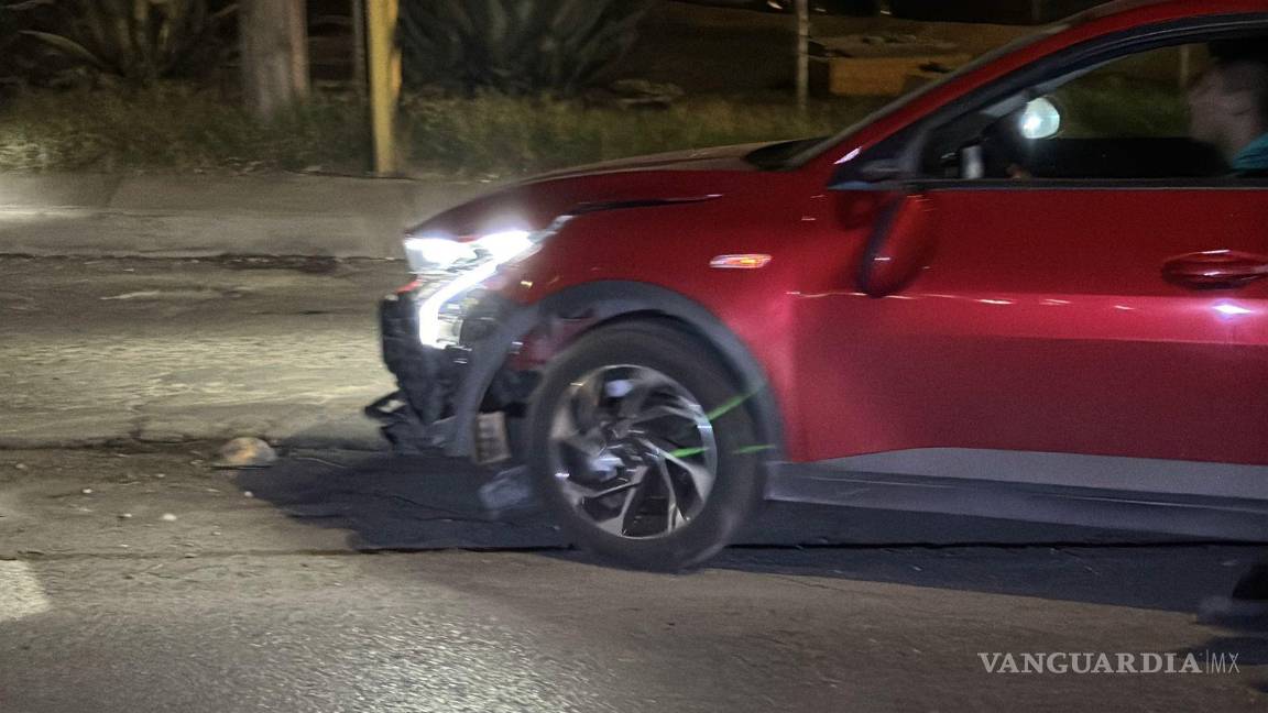 $!Vehículo KIA involucrado en el accidente donde derribó a una motociclista en periférico Luis Echeverría.
