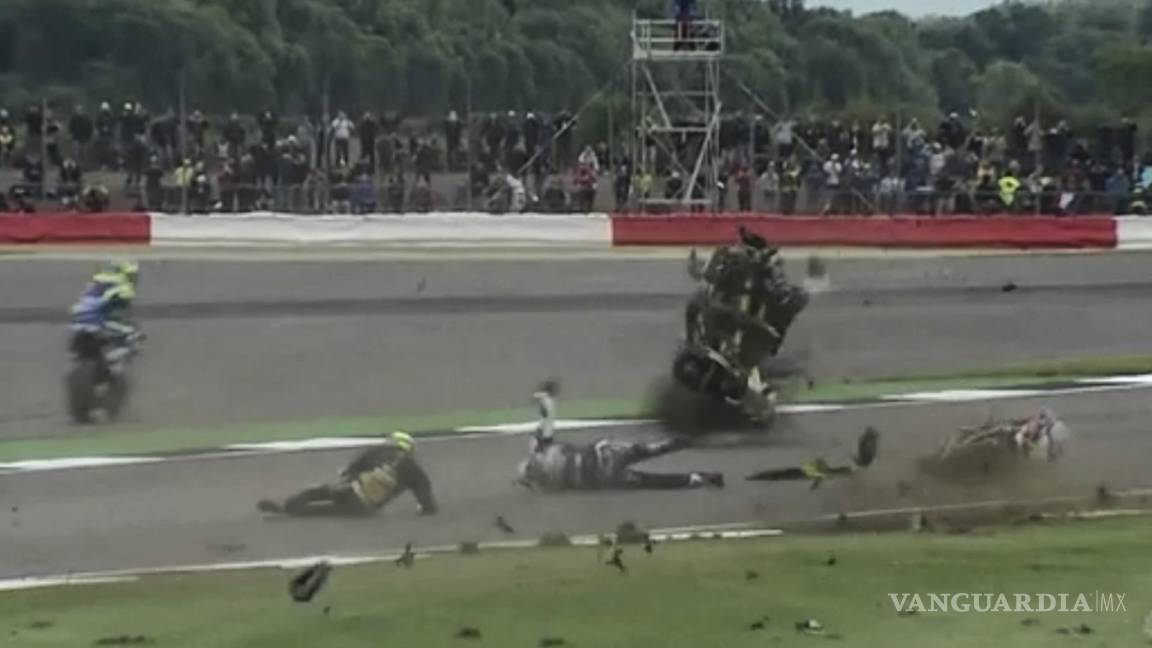 Espectacular accidente de dos pilotos en MotoGP (video)