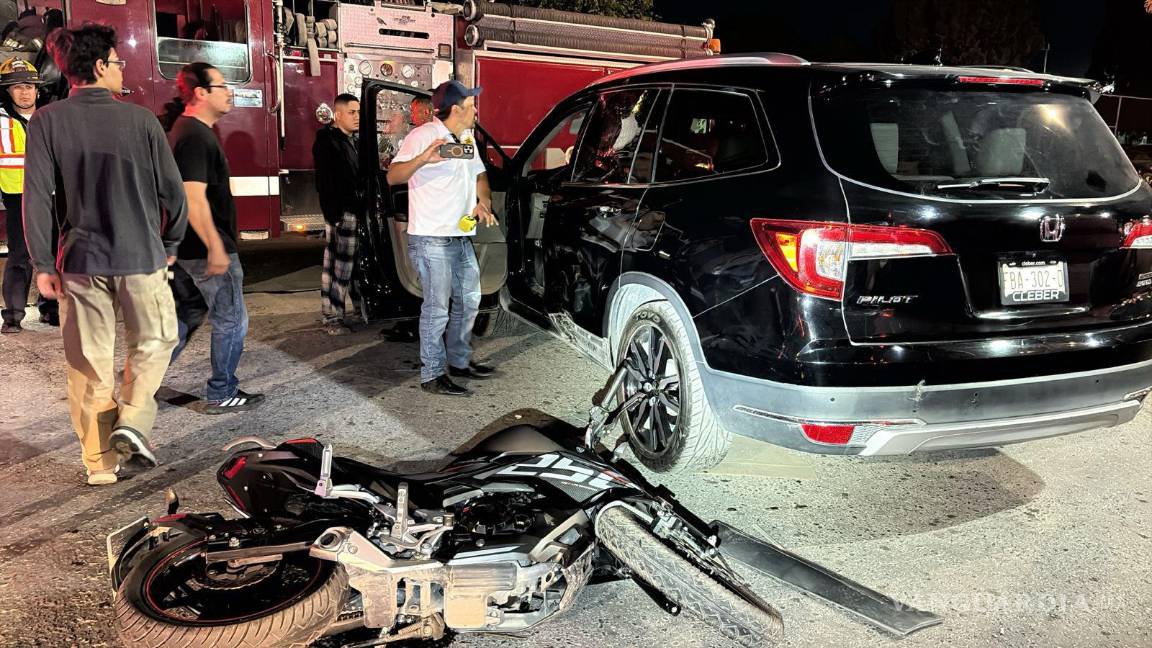 $!La motocicleta impactada quedó en el lugar del percance, mientras que sus tripulantes fueron atendidos por paramédicos.