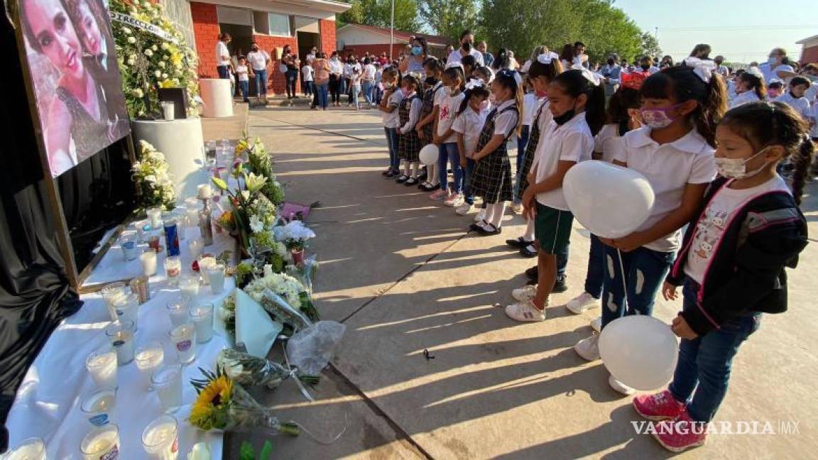 $!Un altar fue colocado en el patio del plantel para recordar a la docente.