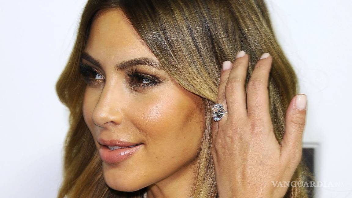 $!¿Kim Kardashian fingió su robo? Fue vista utilizando el anillo que le ‘robaron’ en 2016