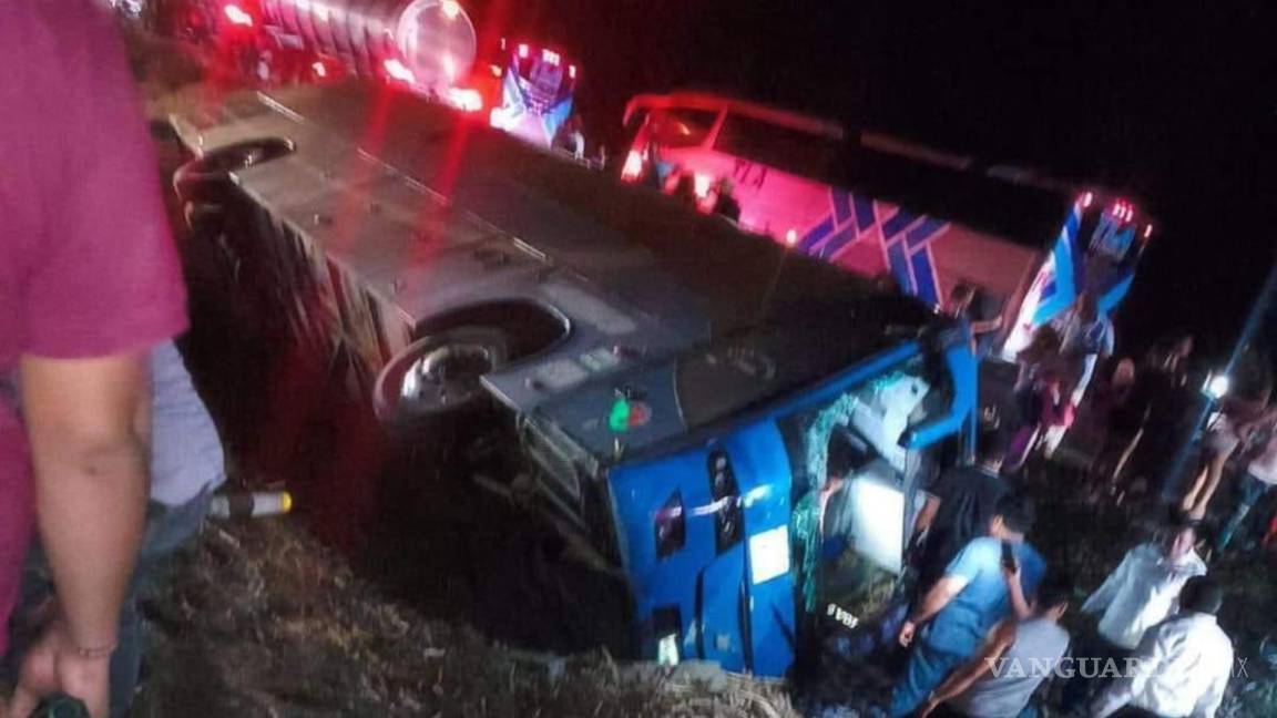 Volcadura de camión, que llevaba a simpatizantes de Morena a cierre de Sheinbaum, deja 18 heridos en Veracruz