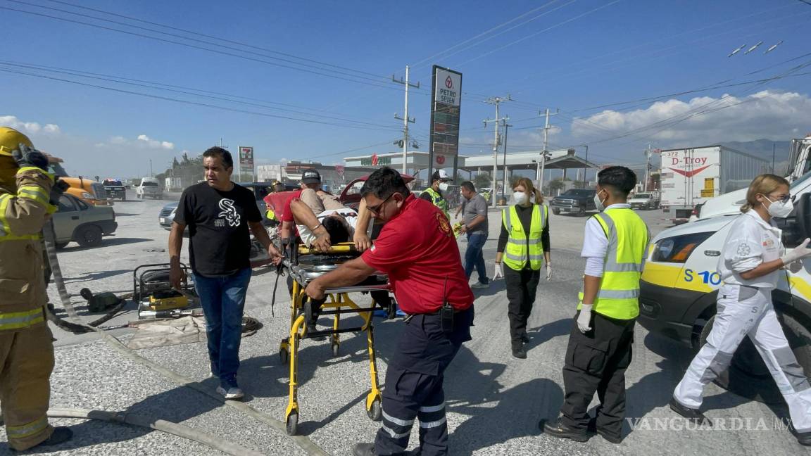Camión lo hace ‘sándwich’ en su Chevy, en Arteaga, y vive para contarlo