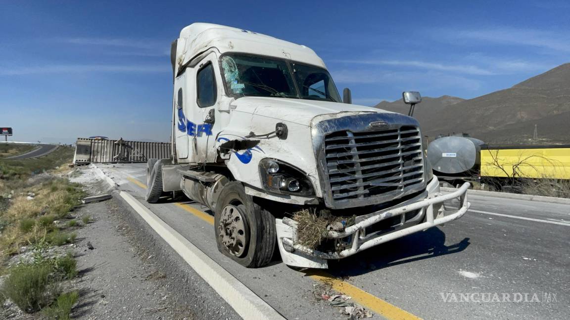 Vuelca tráiler con productos de limpieza en la Monterrey-Saltillo; la rapiña y el tráfico se hicieron presentes