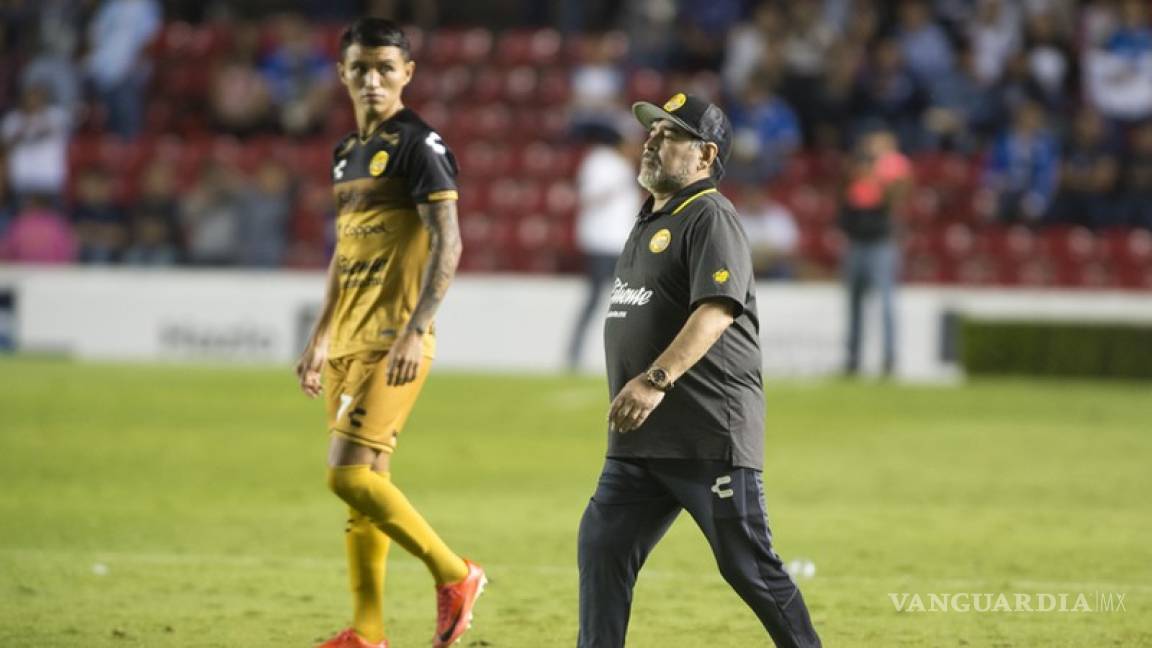 $!Este es el motivo por el cual a Maradona a veces se le complica caminar