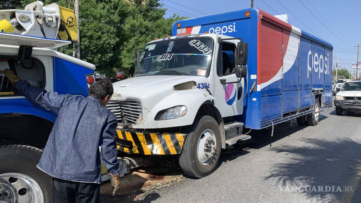 Saltillo: camión de empresa refresquera provoca carambola de 6 autos en LEA