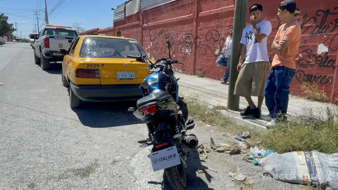 Taxista no ve alto en crucero de Saltillo y choca contra motociclista
