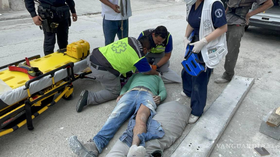 Cae trabajador de andamio en Saltillo; conmueve a niña que rezaba por su vida