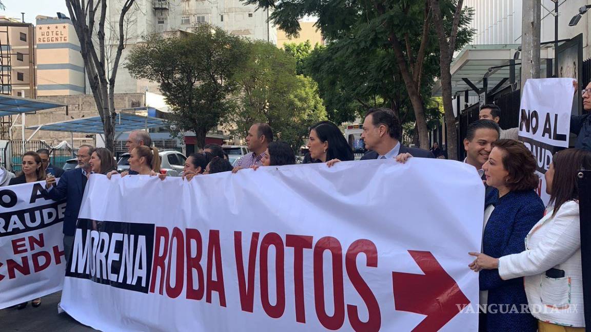 Clausuran y bloquean panistas acceso al Senado para evitar que Rosario Piedra asuma en CNDH