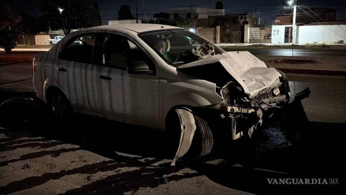 $!El Chevrolet Aveo quedó parcialmente sobre la calzada tras el choque por alcance en la colonia Francisco I. Madero.