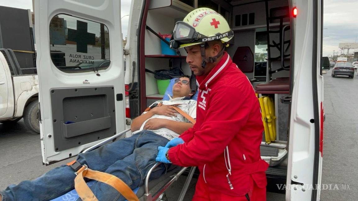 $!El motociclista de 22 años quedó tendido sobre el pavimento tras el impacto, y fue auxiliado por elementos de Cruz Roja.