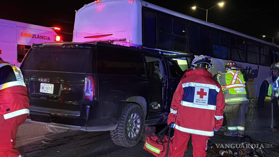 $!Elementos de Bomberos utilizaron equipo hidráulico para liberar al conductor que permaneció prensado durante varios minutos.
