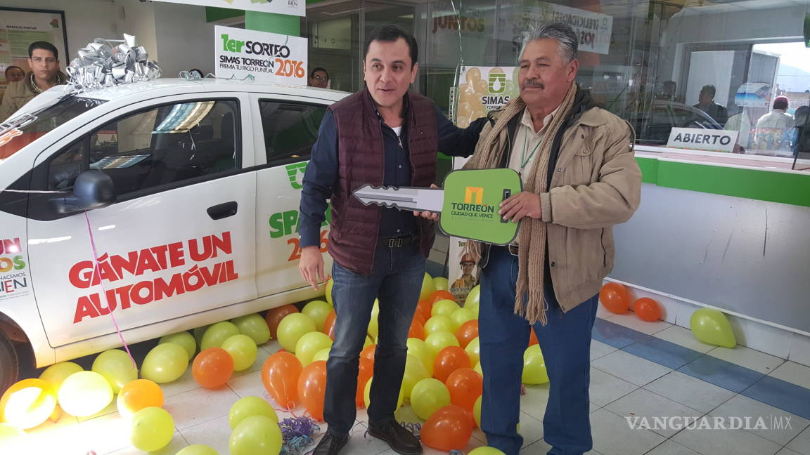 Entrega Simas Torreón auto sorteado entre usuarios cumplidos