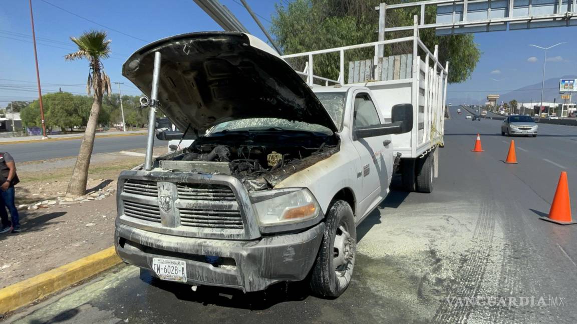 Arde camioneta en bulevar Fundadores de Saltillo: tripulantes apagan incendio