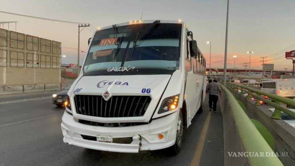 $!Autoridades de Tránsito Municipal inspeccionan el lugar del accidente para determinar las causas del choque entre el camión y el automóvil.