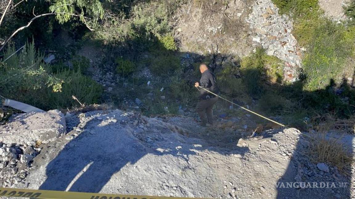 $!Los oficiales bajaron a buscar el cuerpo.