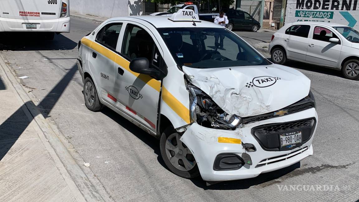 Excuñado persigue y golpea a conductor de taxi; conflicto deja 2 heridos y daños en Saltillo