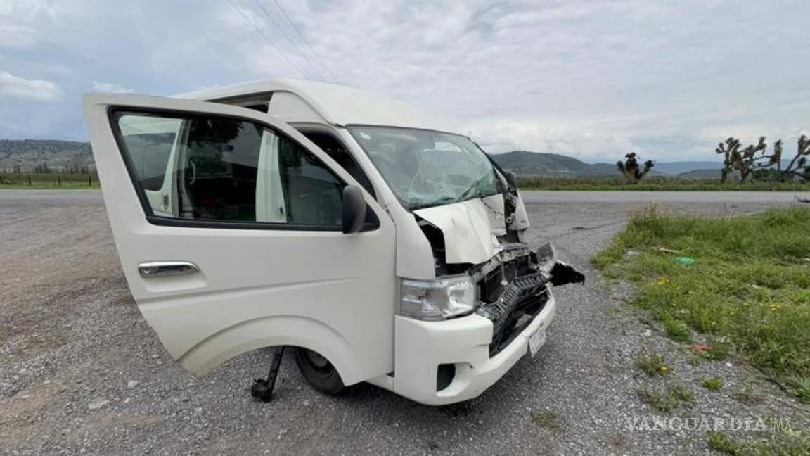 $!Elementos de la Guardia Nacional acudieron al sitio del accidente sobre la carretera a Matehuala.
