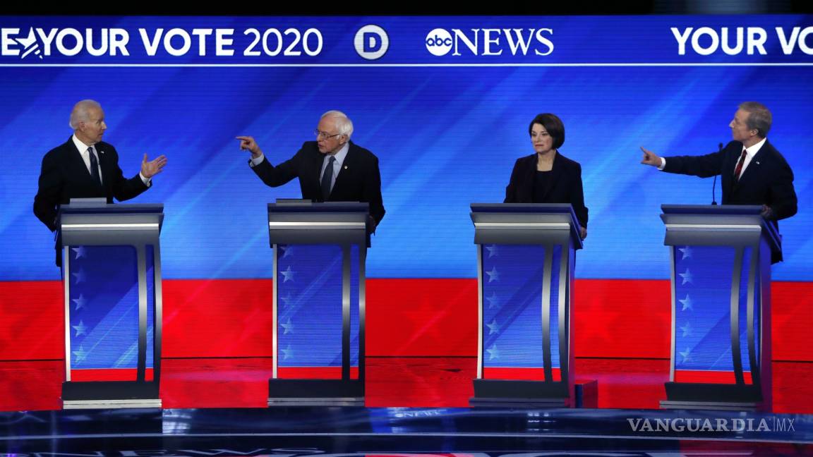 Buttigieg y Sanders esquivan hábilmente ataques en debate demócrata